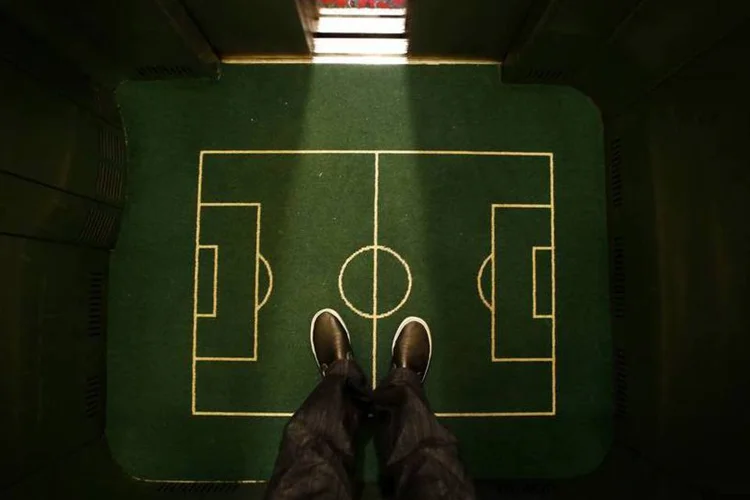 Tapete com campo de futebol no elevador de hotel em Curitiba (REUTERS/Ivan Alvarado)