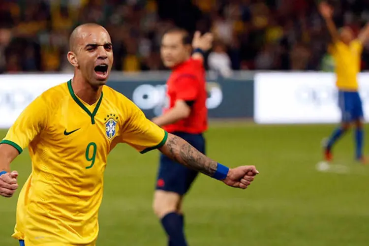 
	Diego Tardelli comemora gol: &quot;quero permanecer na sele&ccedil;&atilde;o e tenho o objetivo de jogar uma Copa do Mundo&quot;
 (REUTERS/Kim Kyung-Hoon)