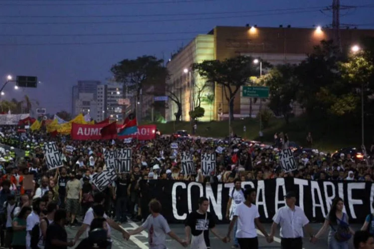 
	Terceiro protesto contra a alta na tarifa dos &ocirc;nibus em S&atilde;o Paulo, na zona leste
 (Reprodução/Twitter/@cmi_saopaulo)