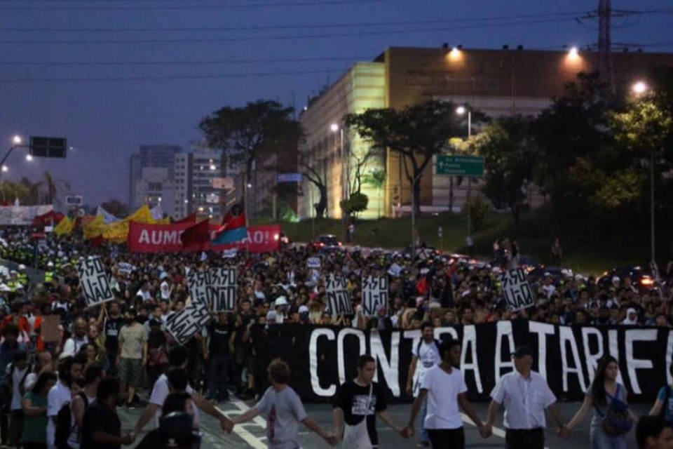 Moradores de prédios exibem cartazes de apoio a protesto