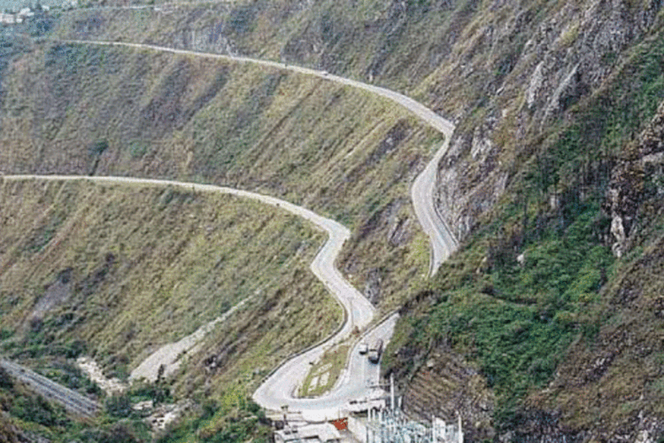 Rodovia em Tarma, no Peru: equipes de resgate seguem procurando os passageiros do ônibus (Wikimedia Commons)