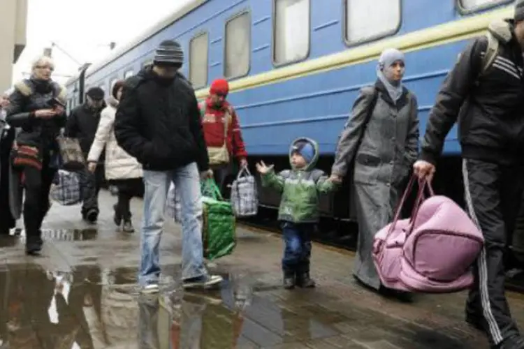 
	Fam&iacute;lia de t&aacute;rtaros da Crimeia desembarca na cidade ucraniana de Lviv: pa&iacute;ses&nbsp;conclamaram a R&uacute;ssia a permitir que observadores internacionais sejam enviados a toda a Ucr&acirc;nia
 (Yuriy Dyachyshyn/AFP)