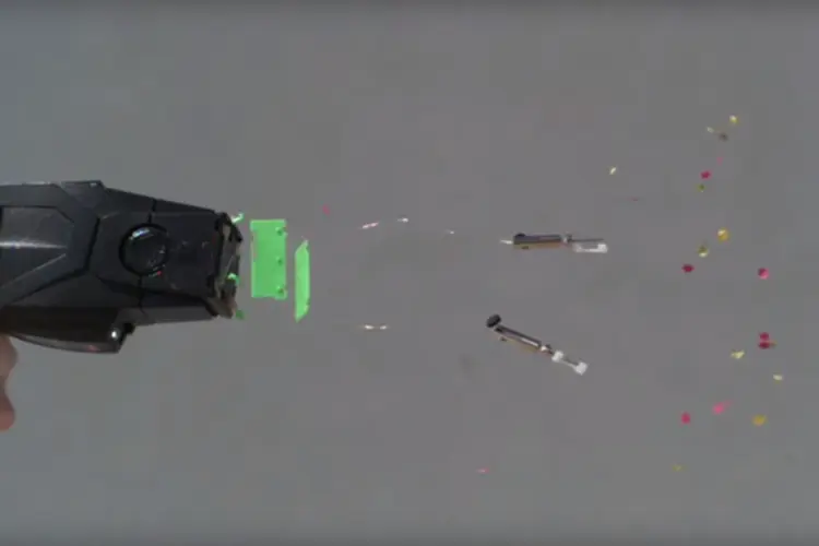 Taser: arma de choque solta confetes para identificar atirador  (Reprodução/YouTube/The Slow Mo Guys)