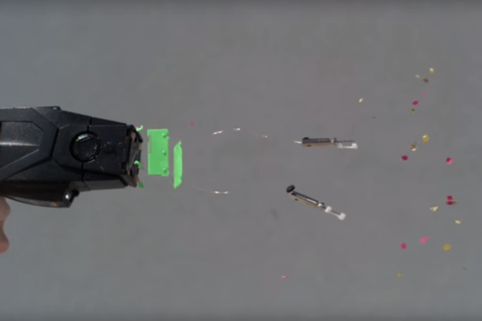 Vídeo mostra disparo de taser em câmera lenta