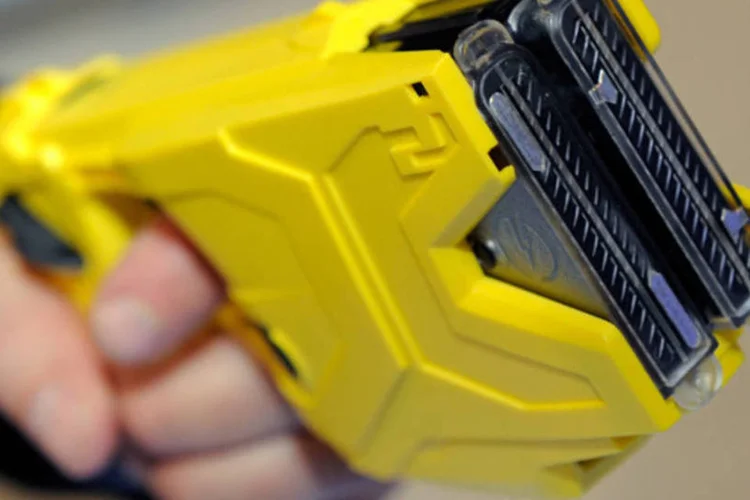 Curti foi detido por policiais com armas elétricas e gás de pimenta (Ethan Miller/Getty Images)