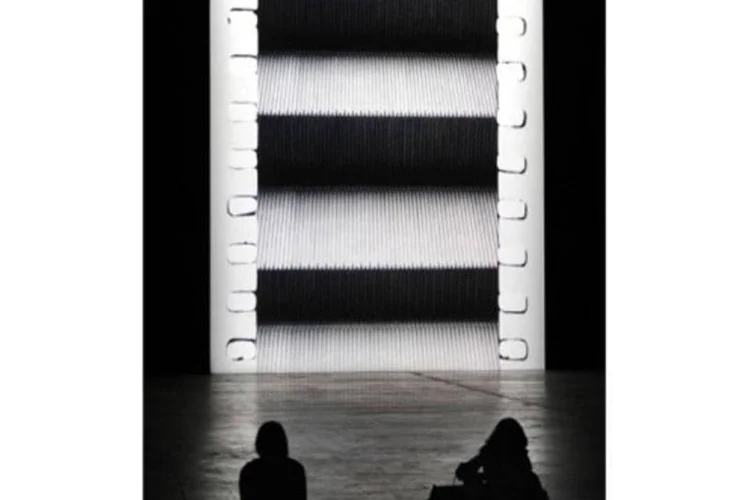 Público assiste a projeção de 'FILM' na Tate: para o diretor Chris Dercon, os museus podem ser os únicos lugares para assistir filmes analógicos, caso os laboratórios de revelação fechem as portas

 (Carl Court/AFP)