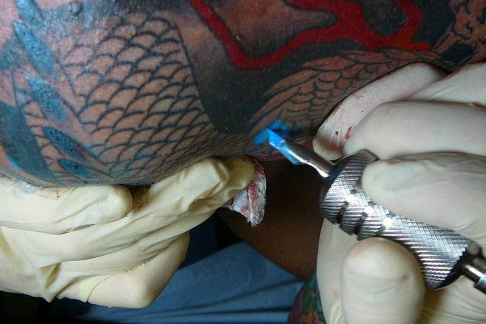 Anvisa suspende marca de tinta para tatuagem