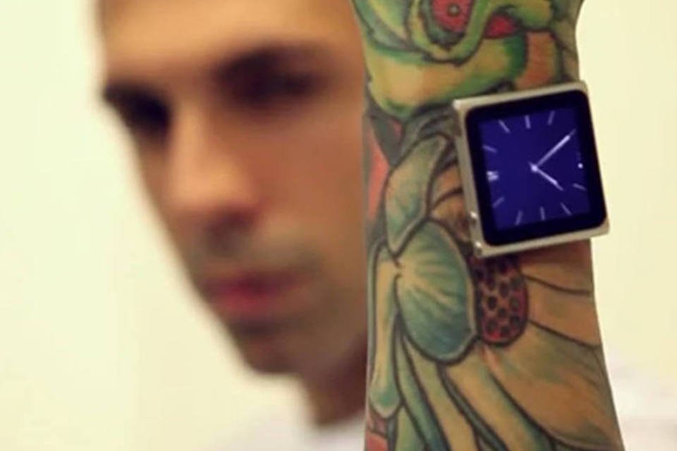 Tatuador implanta ímãs no braço para usar iPod como relógio