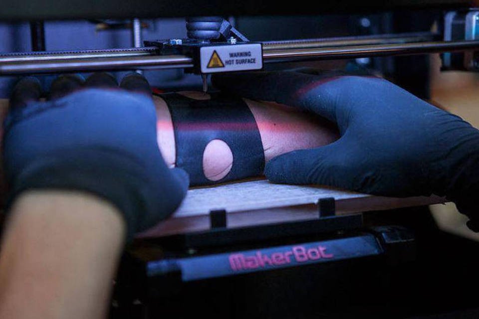 Tatuagem: impressora 3D já conseguiu tatuar com sucesso uma pele artificial (Reprodução/YouTube)