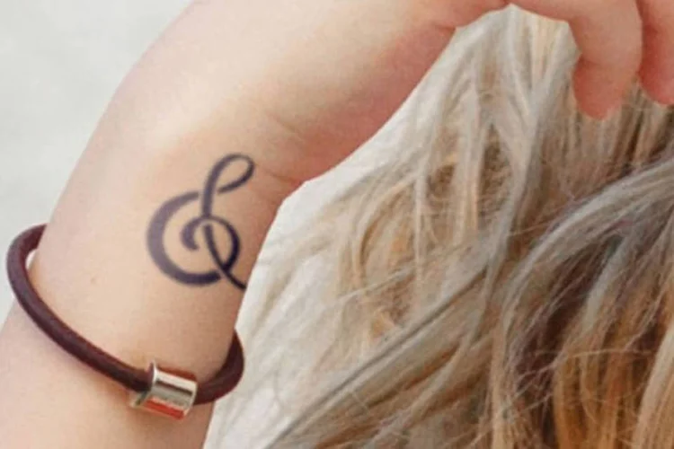 
	Tatuagem: a genipa americana colore permanentemente a camada mais externa da pele, criando uma tatuagem tempor&aacute;ria em tons de azul e/ou preto
 (Divulgação/Inkbox)