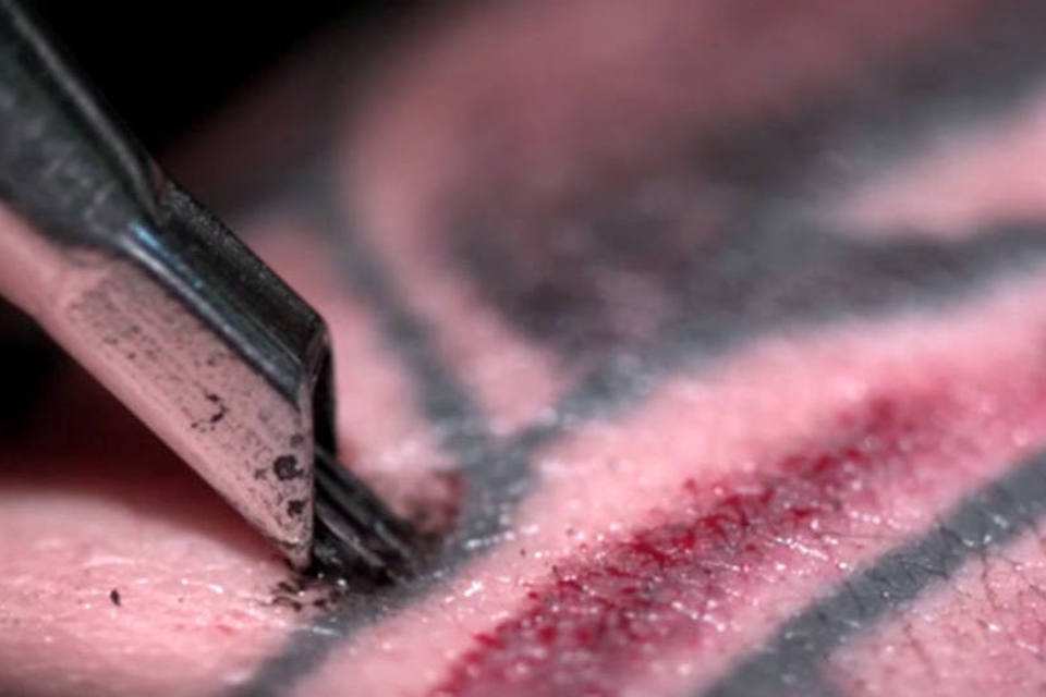 Vídeo em slow motion mostra processo da tatuagem na pele