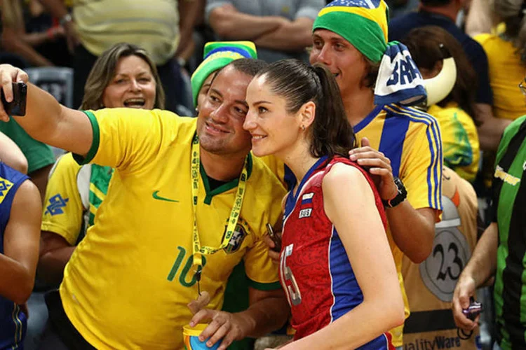 Tatyana Kosheleva, jogadora de vôlei da Rússia, faz pose para fotos com torcedores brasileiros (Cameron Spencer/Getty Images)