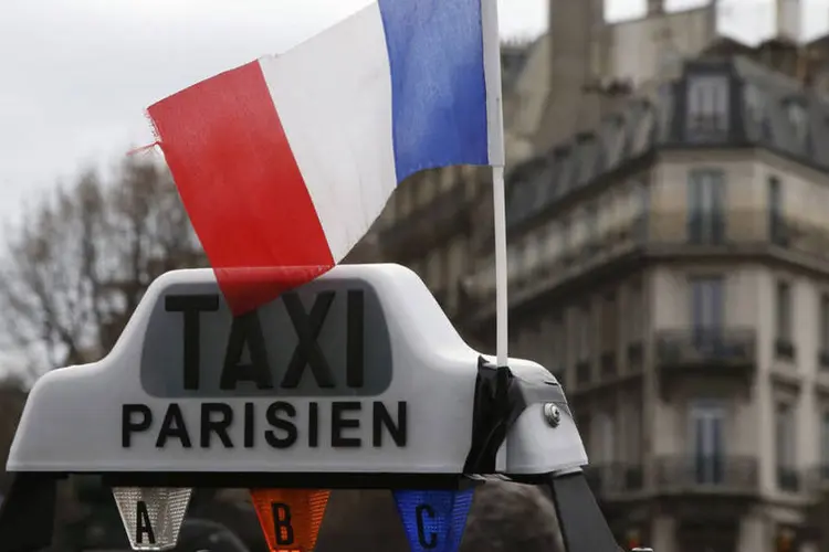 
	T&aacute;xi: a Uber France mantinha uma &quot;ambiguidade&quot; a respeito da possibilidade de estacionar os ve&iacute;culos na via p&uacute;blica
 (Jacky Naegelen / Reuters)