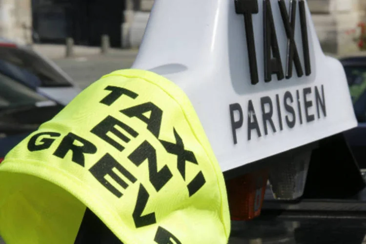 Táxi francês em greve: taxistas protestam contra aplicativos de serviços de motoristas particulares (Philippe Wojazer/Reuters)