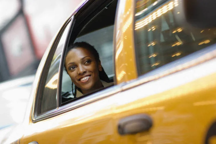 
	Mulher no t&aacute;xi: a Lady&#39;s Taxi &eacute; composta atualmente por dez profissionais que j&aacute; atuavam no mercado de t&aacute;xis em outras cooperativas
 (Fuse/Thinkstock)
