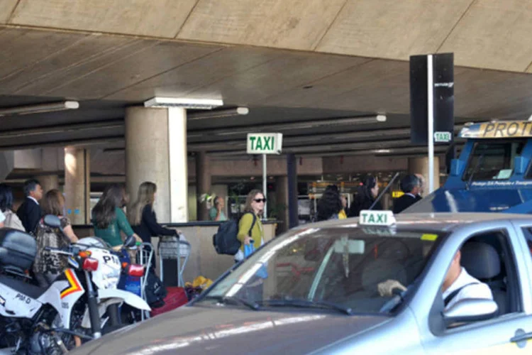 Um protesto de taxistas bloqueia o trânsito de veículos na via de acesso ao aeroporto: segundo sindicato dos taxistas, o protesto foi motivado pela intransigência do governo do DF (Elza Fiúza/Abr)