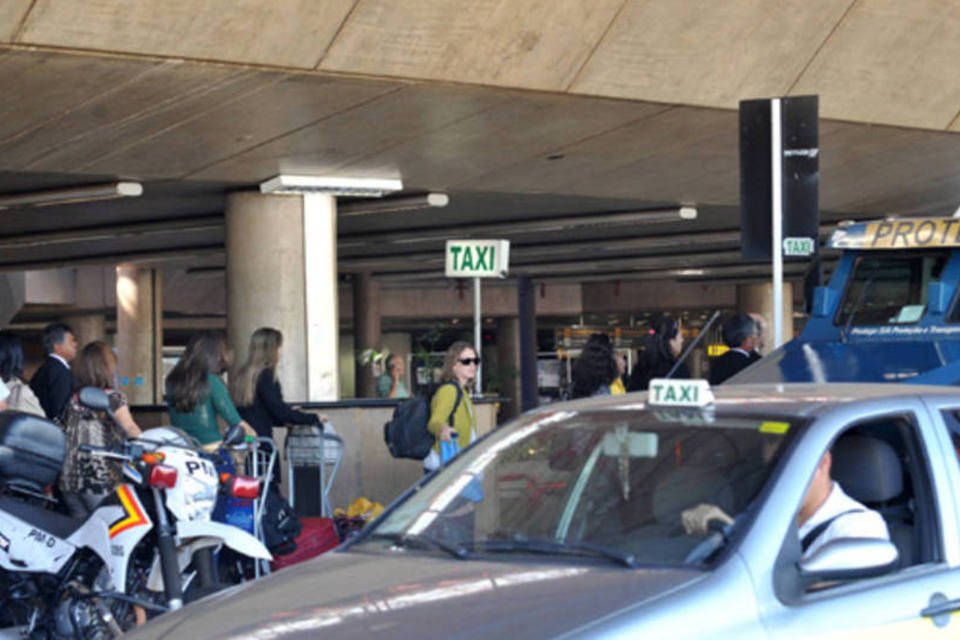 Taxistas bloqueiam acesso de veículos a aeroporto do DF