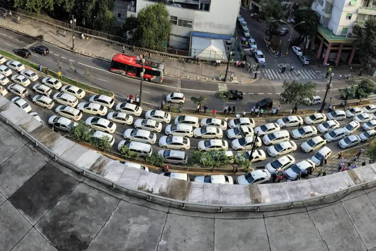 
	Taxistas fazem manifesta&ccedil;&atilde;o contra o aplicativo Uber, em frente a C&acirc;mara Municipal.
 (Paulo Pinto/ Fotos Públicas)