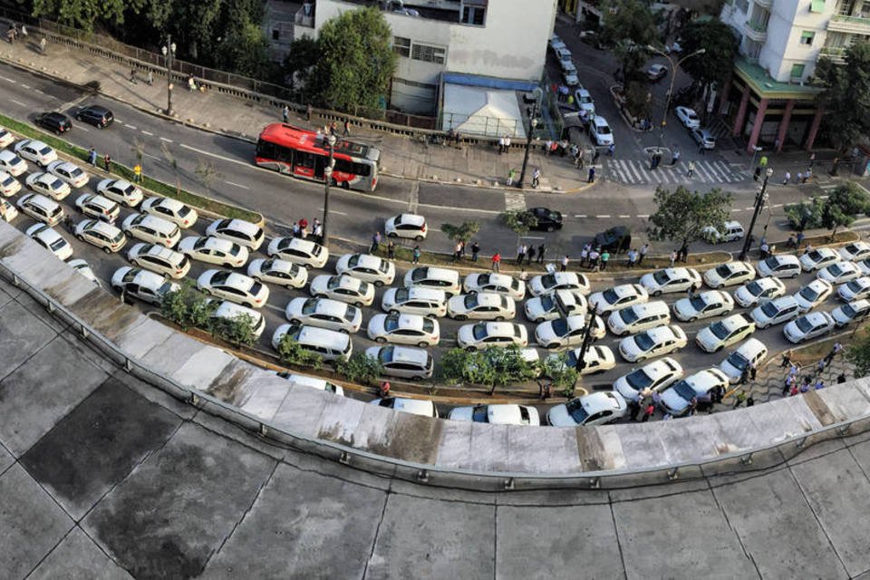 Em São Paulo, taxistas jogam ovos em defensores do app Uber