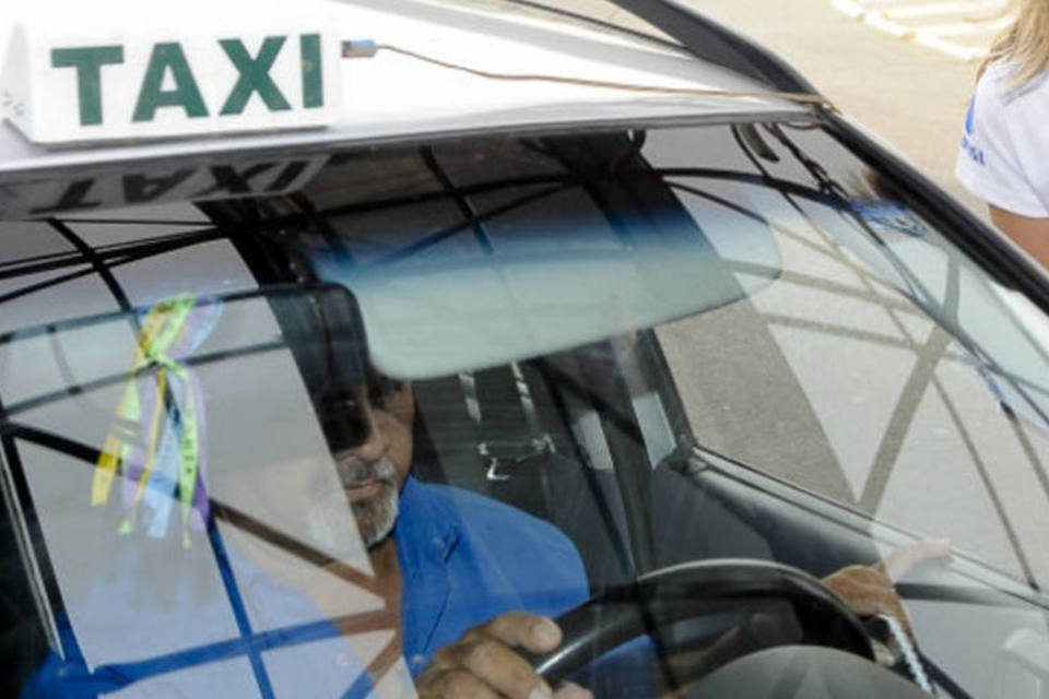 Taxistas protestam em SP contra aplicativos de carona