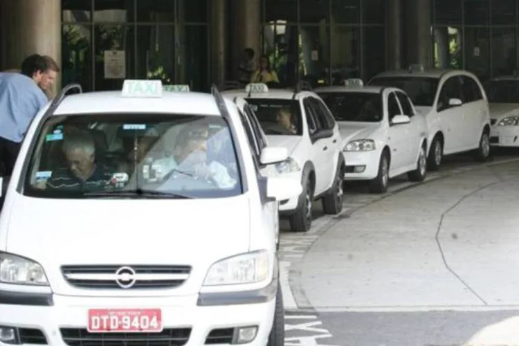 
	Taxis: taxistas exibem faixas com os dizeres &quot;prefeito Fernando Haddad, voc&ecirc; destruiu a vida, as fam&iacute;lias e a hist&oacute;ria de uma categoria&quot;
 (Fernando Moraes/Veja São Paulo)