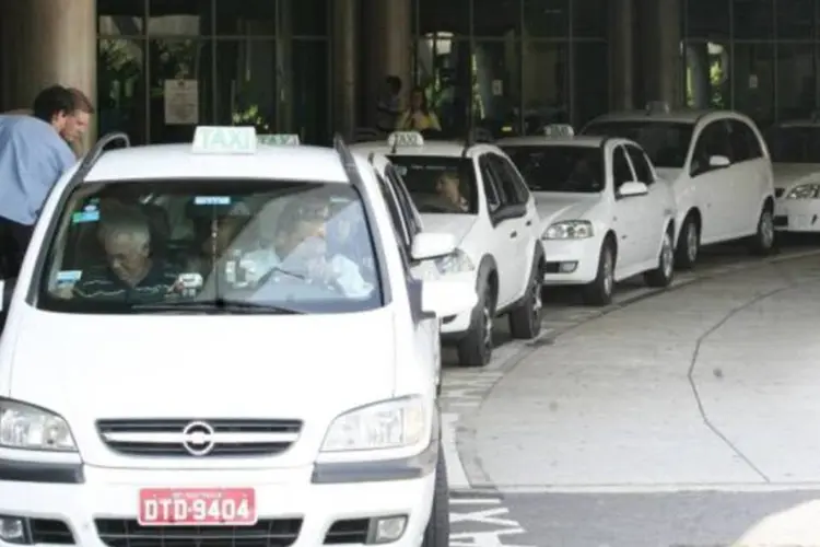 Agora, segundo nota da Secretaria Municipal de Transportes, o uso das faixas será facultativo - o taxista só coloca se quiser (Fernando Moraes/Veja São Paulo)