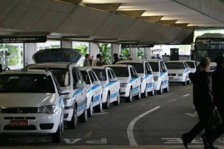 
	Taxis no aeroporto de Cumbica, em Garulhos: os ladr&otilde;es chegaram ao local em um caminh&atilde;o e renderam cinco funcion&aacute;rios
 (Rodrigo Paiva/Veja São Paulo)