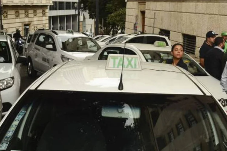 
	Protesto: &quot;Flagrante delito por associa&ccedil;&atilde;o criminosa e inc&ecirc;ndio. O sindicato deve parar com isso ou ser&atilde;o tratados como hoje, como criminosos&quot;
 (Rovena Rosa/Agência Brasil)