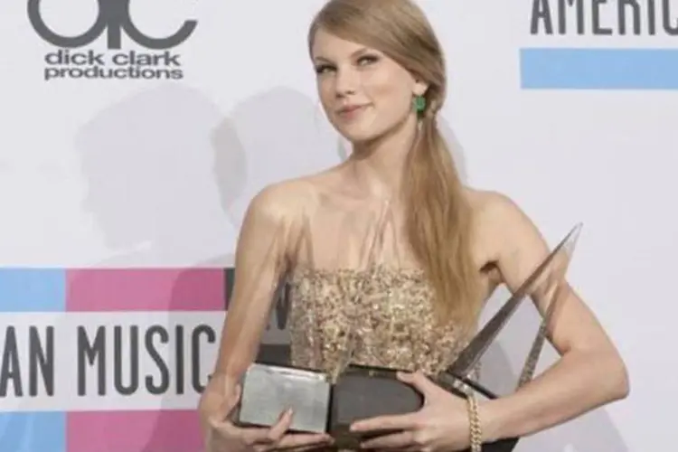 Taylor Swift exibe os prêmios conquistados no American Music Awards (AFP / Adrian Sanchez-Gonzalez)