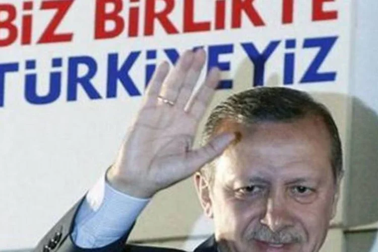 O premiê turco Tayyip Erdogan cumprimenta partidários na sede do partido AK, com o slogan "Nós somos a Turquia unida" ao fundo (Umit Bektas/Reuters)