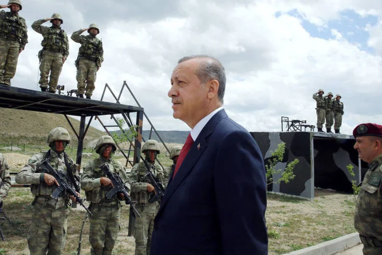 
	Ex&eacute;rcito turco: continuam extensos combates entre o Ex&eacute;rcito e o PKK na prov&iacute;ncia turca de Hakkari, fronteiri&ccedil;a com o Iraque e o Ir&atilde;
 (Yasin Bulbul / Reuters)
