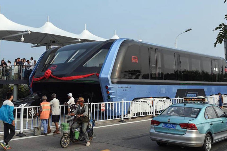 Fabricação de ônibus-túnel chinês tem atraso e gera polêmica