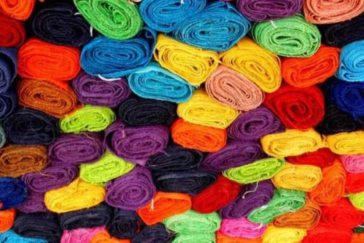 Dá pra combinar tecidos de diferentes estampas desde que a base seja a mesma ou exista uma cor de ligação (Arquivo/Wikimedia Commons)