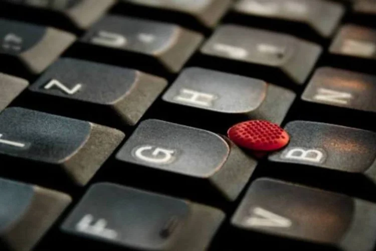 
	No caso da &quot;perturba&ccedil;&atilde;o online&quot;, a situa&ccedil;&atilde;o &eacute; muito mais complexa. A identifica&ccedil;&atilde;o dos agressores &eacute; bem mais dif&iacute;cil, pois seu autor pode criar um perfil falso em um blog, Twitter ou Facebook
 (Stock Exchange)