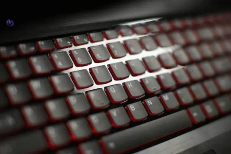 
	teclado de computador: os servi&ccedil;os de informa&ccedil;&atilde;o tiveram queda de 0,3%, contra alta de 6,8% em fevereiro
 (Getty Images)
