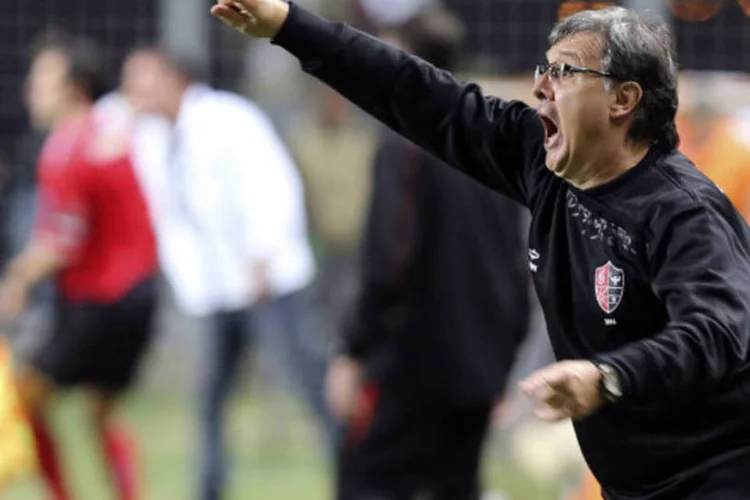
	O argentino Gerardo Martino deve chegar ao Barcelona acompanhado do seu assistente t&eacute;cnico no Newell&#39;s Old Boys, Jorge Pautasso, e do preparador f&iacute;sico Elvio Paulo Rosso
 ( REUTERS/Paulo Whitaker)