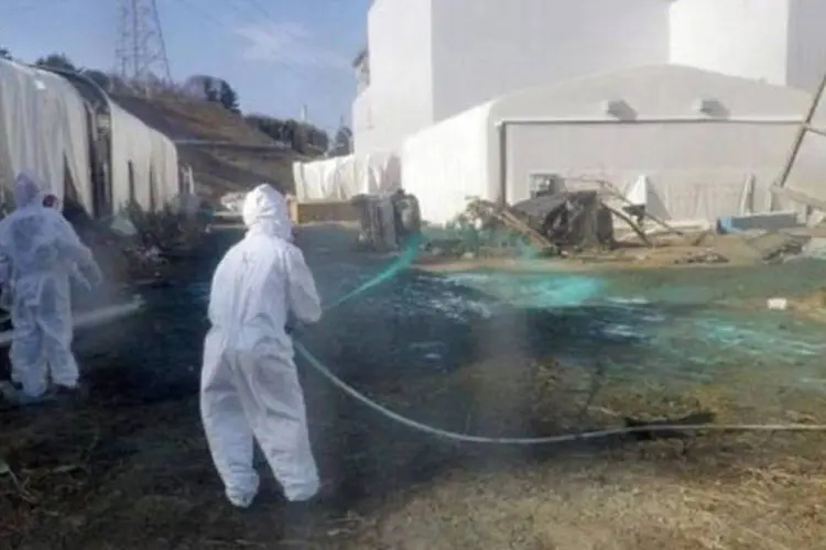 Técnicos trabalham para conter radiação em Fukushima: objetivo é descontaminar a água (Divulgação/Tepco)