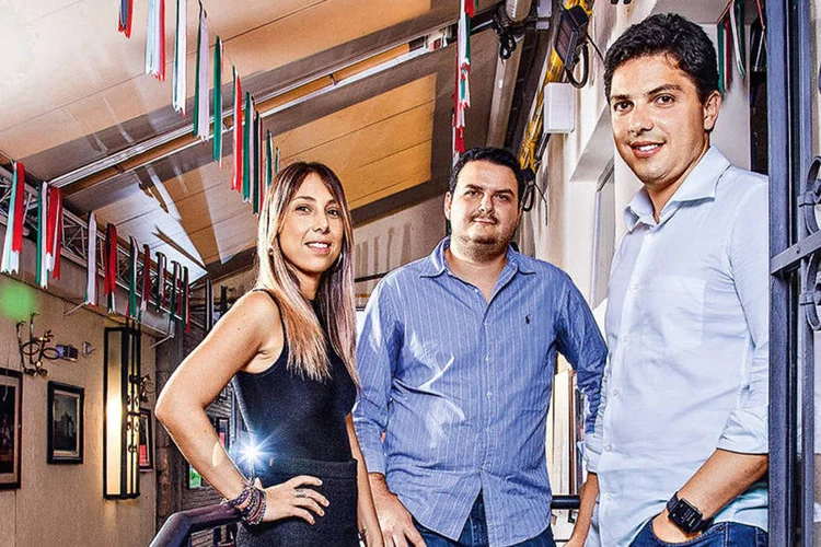 
	Bruna Rebello, do PedidosJ&aacute;; Felipe Fioravante, do Ifood; e Roberto Gandolfo, do Hellofood: mercado de 9 bilh&otilde;es de reais
 (Leandro Fonseca/Exame)