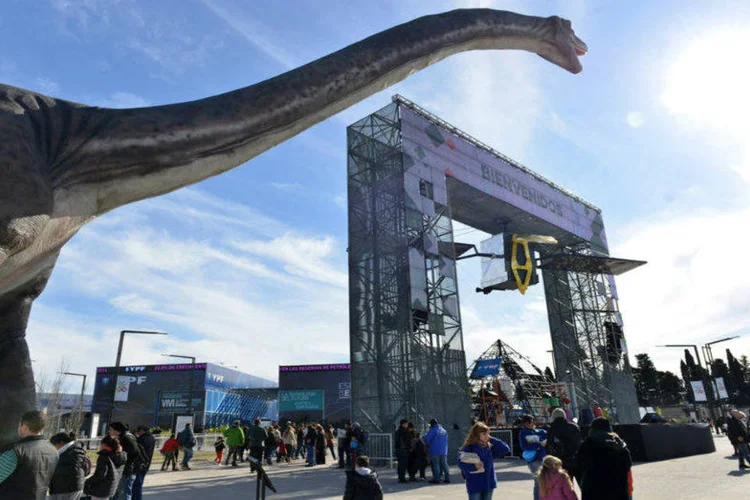 
	Dinossauro na entrada do parque Tecn&oacute;polis, localizado na periferia de Buenos Aires: jogos interativos elogiam o partido
 (Divulgação/Tecnopolis.ar)