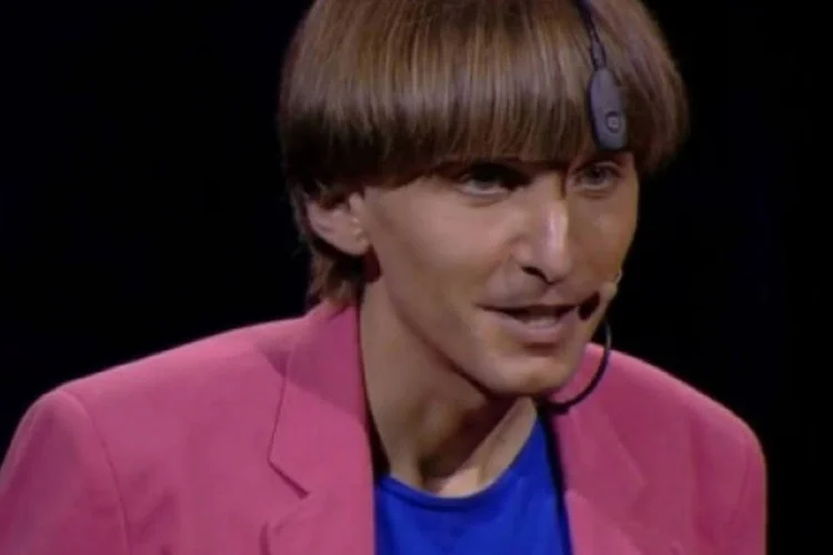 
	O artista Neil Harbisson, que&nbsp;se autointitula artista ciborgue sonocrom&aacute;tico e usa h&aacute; dez anos uma esp&eacute;cie de olho eletr&ocirc;nico
 (Reprodução/TED)