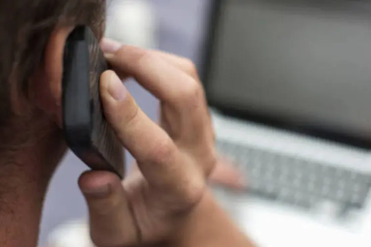 
	Homem usa o telefone: parte dos dispositivos da nova norma n&atilde;o estavam valendo
 (Getty Images/Getty Images)