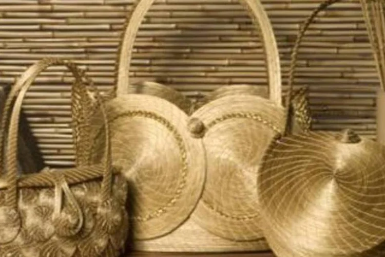 Bolsas de capim-dourado vendidas pela empresa e produzidas na comunidade de Mumbuca, no Tocantins (Divulgação)
