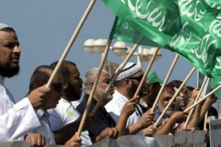 
	Mu&ccedil;ulmanos &aacute;rabe-israelenses balan&ccedil;am bandeiras verdes isl&acirc;micas em um protesto em frente &agrave; embaixada dos EUA em Tel Aviv: os protestos se espalharam pelo Oriente M&eacute;dio
 (Jack Guez/AFP)