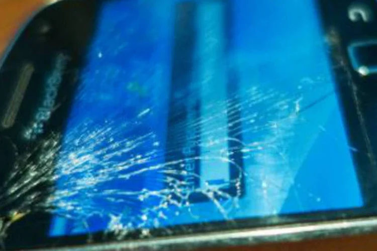 Tela de celular da BlackBerry, quebrada: cifra de negócios caiu quase pela metade, em 6,8 bilhões de dólares (Paul J. Richards/AFP)