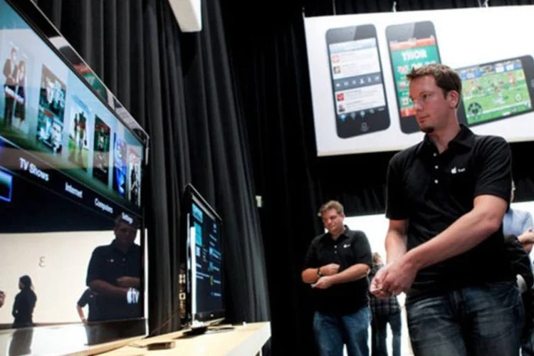 
	Funcion&aacute;rios da Apple mostram uma iTV para jornalistas em San Francisco: a ind&uacute;stria da televis&atilde;o deve multiplicar as apresenta&ccedil;&otilde;es de aparelhos cada vez mais conectados
