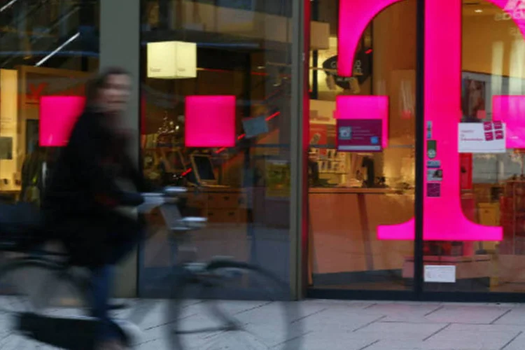 
	Deutsche Telekom: Iliad avaliar&aacute; se vai melhorar a oferta de 33 d&oacute;lares por a&ccedil;&atilde;o por 56,6% da T-Mobile US
 (Ralph Orlowski/Bloomberg)