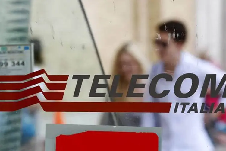 
	Pessoas passam atr&aacute;s de um logotipo da Telecom Italia
 (Max Rossi/Reuters)