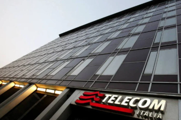 
	Telecom Italia: baixas cont&aacute;beis de 2,2 bilh&otilde;es de euros (2,9 bilh&otilde;es de d&oacute;lares) levaram a empresa a um preju&iacute;zo l&iacute;quido no primeiro semestre de 1,41 bilh&atilde;o de euros
 (Alessia Pierdomenico/Bloomberg)