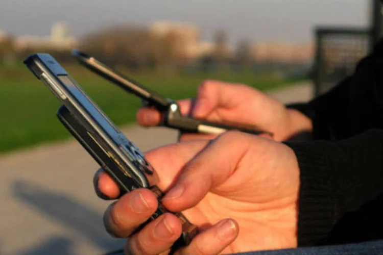 Celulares: ontem (18), a Agência Nacional de Telecomunicações (Anatel) determinou que fossem suspensas as vendas das operadoras Tim, Oi e Claro (Stock.Xchange)