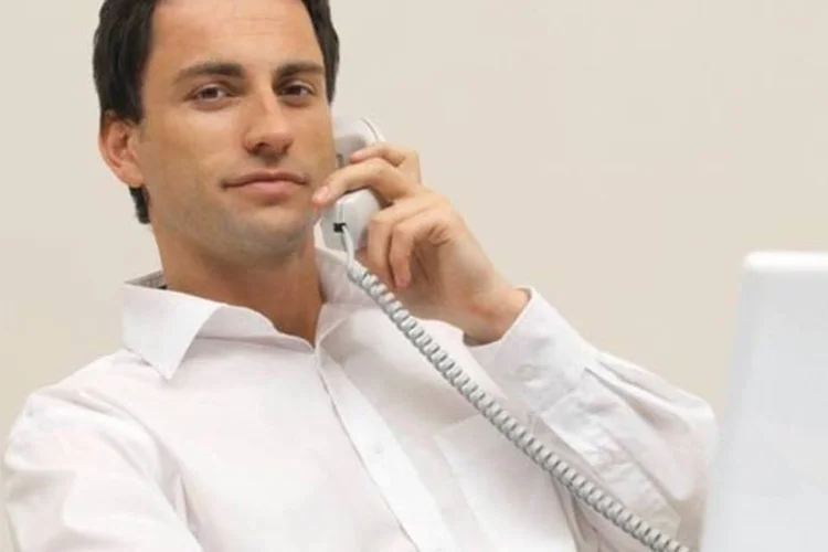 
	Homem ao telefone: g&iacute;rias que repetimos no trabalho, mostra o escritor, pouco contribuem para a comunica&ccedil;&atilde;o e n&atilde;o merecem a inclus&atilde;o oficial em nosso vocabul&aacute;rio
 (Victor1558/Flickr)